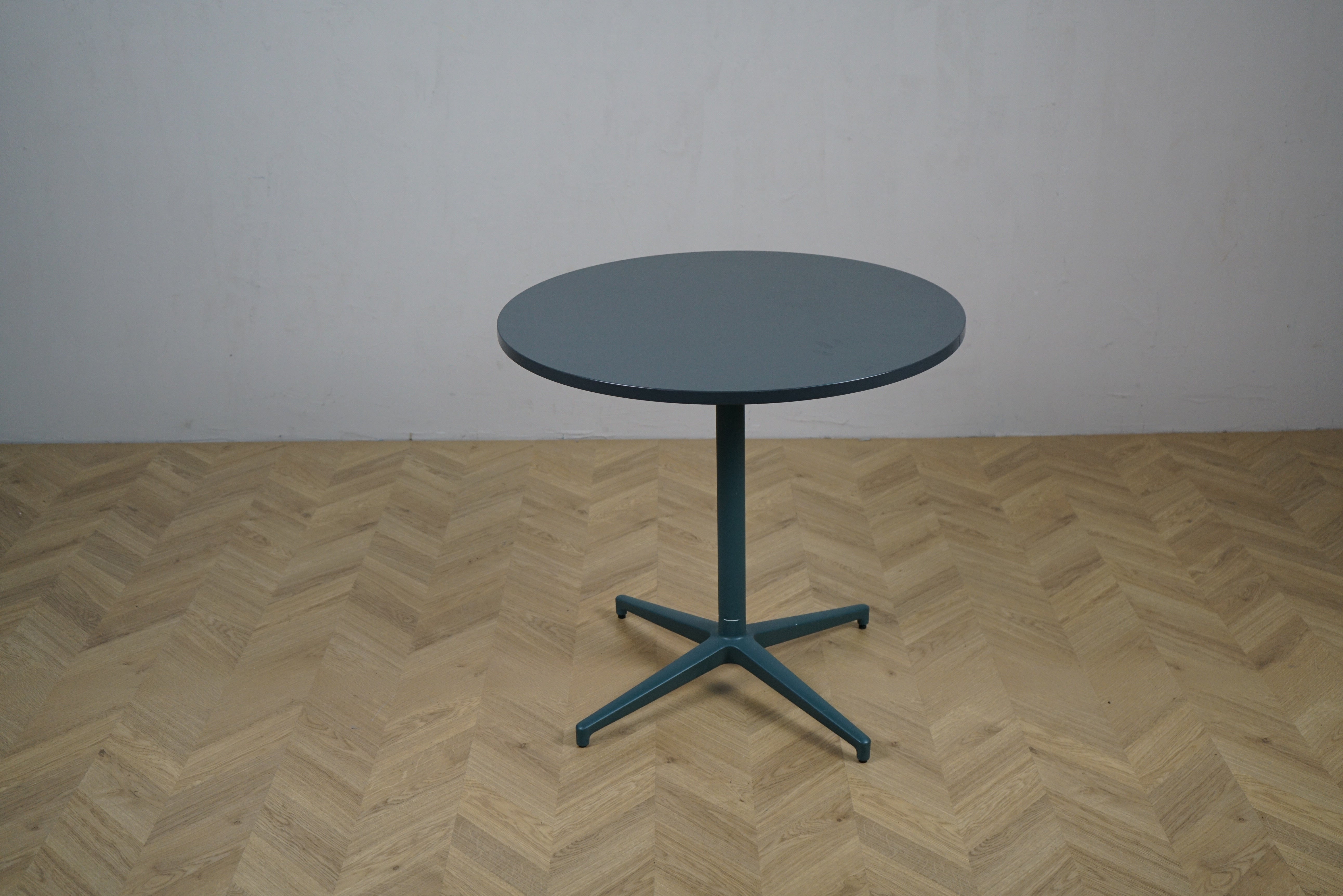 Materia Uni kaffebord Ø80 i blå med stormblåt stel set forfra – elegant rundt bord til lounge eller møderum.